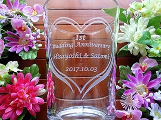 結婚記念日のプレゼント用の名入れフラワーベース