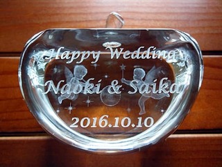 結婚祝いのプレゼント用のガラスのオブジェ