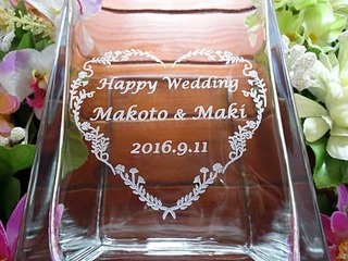 結婚祝いの贈り物用の名入れフラワーベース