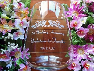 奥様への結婚記念日のプレゼント用のフラワーベース