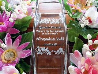 新郎新婦から両親への贈り物用のガラス花瓶