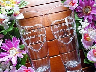 結婚祝いの贈り物用の名入れグラス
