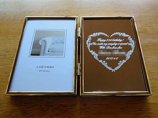彼女への誕生日プレゼント用の写真立て