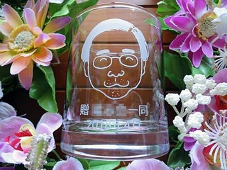 同窓会で先生へ贈るロックグラス