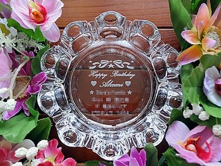 友人への誕生日プレゼント用の名入れ灰皿