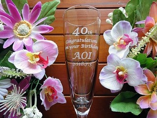 「40th! Congratulations on your birthday」「友達の名前」「日付」を側面に彫刻した、友達への誕生日プレゼント用のシャンパングラス