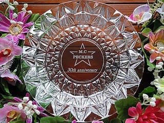 「30th anniversary」と「ロゴマーク」を、底面に彫刻したガラス製の灰皿(周年祝いのプレゼント用)