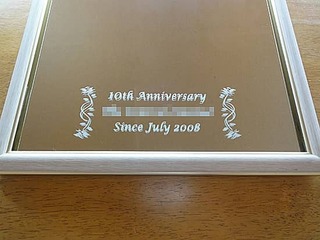 「10th anniversary」「お取引先の会社名」「since○○」を彫刻した、お取引先へ贈呈する周年祝いの贈り物用の鏡