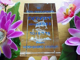「30th anniversary」「店名」「since1988」「日付」「from○○」を側面に彫刻した、飲食店の周年祝いのプレゼント用のガラスのオブジェ