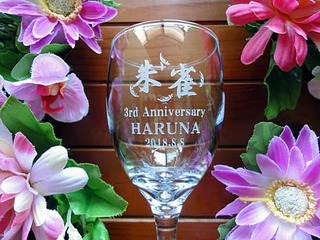 「ロゴマーク、3rd anniversary、日付」を側面に彫刻した、飲食店の周年祝い用のワイングラス