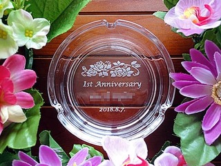 「1st anniversary、店名、日付」を底面に彫刻した、飲食店の周年祝い用ガラス製灰皿