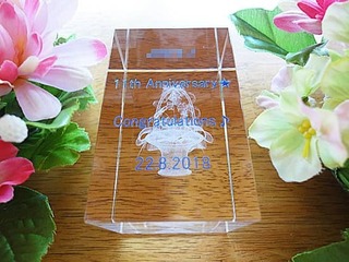 「店名、11th anniversary、Congratulations」を側面に彫刻した、飲食店の周年祝い用のガラス製オブジェ