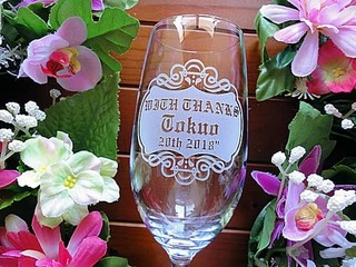 「With thanks、旦那様の名前、日付」を側面に彫刻した、旦那様への結婚記念日のプレゼント用のグラス