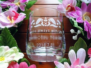「We are alway with you、名前、日付」を側面に彫刻した、転勤する方へのプレゼント用のロックグラス