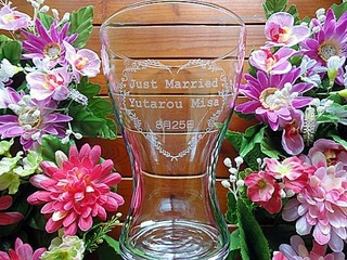 「Just married、新郎と新婦の名前、日付」を側面を彫刻した、友人への結婚祝い用のフラワーベース