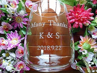 「Many thanks、新郎と新婦のイニシャル、日付」を側面に彫刻した、披露宴で両親へ贈呈するフラワーベース