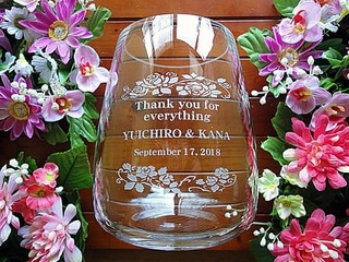 「Thank you for everything、新郎新婦の名前」を側面に彫刻した、両親への贈り物用のガラス花器