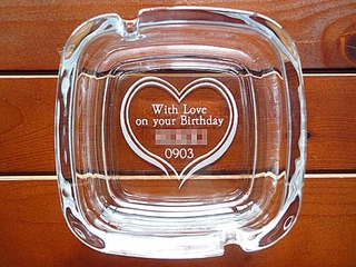 「With love on your birthday、名前、誕生日」を彫刻した、彼氏への誕生日プレゼント用の灰皿