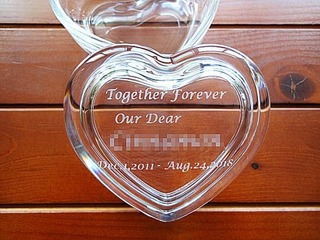 「Together forever、退職する方の名前」を蓋に彫刻した、退職プレゼント用のガラス製アクセサリーケース
