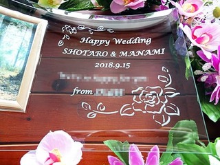 「Happy wedding、新郎と新婦の名前、部署名」を彫刻した、職場の同僚への結婚祝い用のガラス製フォトフレーム