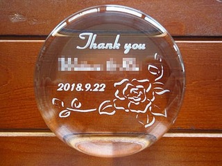 「With thanks、名前、日付」を彫刻した、上司への定年退職の贈り物用のガラス製ペーパーウェイト