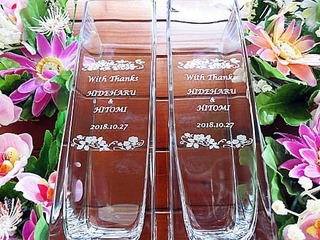 「With thanks、新郎と新婦の名前、結婚式の日付」を彫刻した、披露宴で両親への贈呈品用のフラワーベース