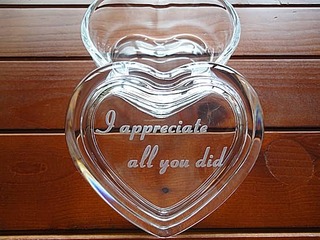 「I appreciate all you did」を蓋に彫刻した、退職プレゼント用のガラス製アクセサリーケース