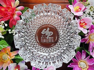 お店のロゴマークを彫刻した周年祝い用のガラス製灰皿