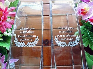 「Thank you ○days、新郎と新婦の名前」を彫刻した、両親への贈呈品用のガラス花瓶