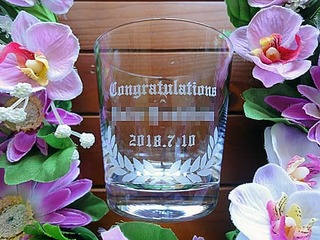 「Congratulations ○○先生」を側面に彫刻した、教授就任祝い用のロックグラス