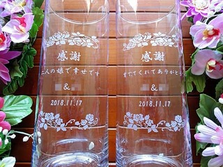 「感謝、新郎と新婦の名前、日付」を彫刻した、両親へのプレゼント用のフラワーベース