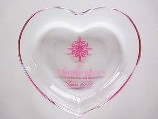 「ロゴマーク」「since2016」を彫刻した、エステサロンの周年祝い用のガラス製小物入れ