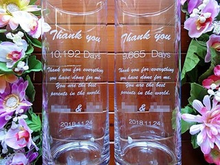 「Thank you、新郎と新婦の名前、日付」を彫刻した、両親への贈呈品用のフラワーベース
