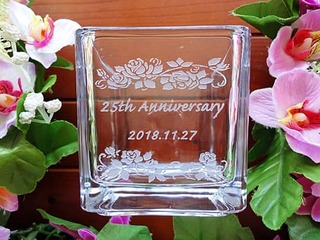 「25th anniversary、日付」を彫刻した、周年祝い用のフラワーベース