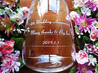 「4th wedding anniversary. Many thanks & big love」を彫刻した、花婚式の贈り物用のフラワーベース