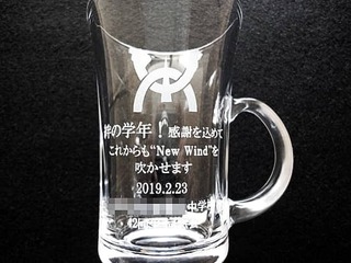 「校章、メッセージ、学校名、日付」を彫刻した、同窓会で恩師へのプレゼント用のガラス製ティーカップ