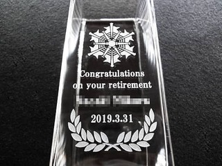 「消防章」「Congratulations on your retirement」を彫刻した、消防士の退職記念品用のガラス花瓶