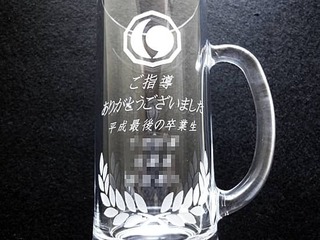 「マーク」と「感謝を込めたメッセージ」を彫刻した、卒団生から監督への贈り物用のビアジョッキ