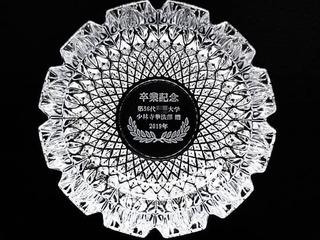「卒業記念、第56代○○大学少林寺拳法部」を彫刻した、卒業生から部へ寄贈する灰皿