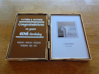 「Father & Mother」「Congratulations on your 60th birthday」を彫刻した、両親の還暦祝い用の写真立て