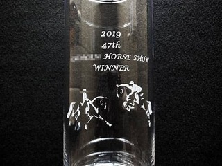 「2019 ○○ horse show winner」「乗馬のイラスト」を彫刻した、馬術競技の賞品のガラス花瓶