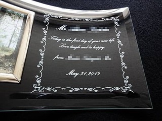 「上司の名前、お祝いメッセージ、贈り主の名前」を彫刻した、定年退職する上司へ贈る写真立て