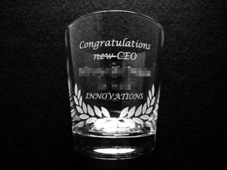 「Congratulations、New CEO、名前、会社名」を側面に彫刻した、CEO就任祝い用のロックグラス