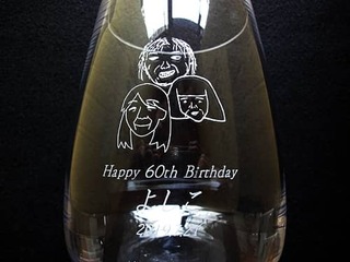 「家族の似顔絵」と「Happy 60th birthday、名前、日付」を彫刻した、還暦祝い用のフラワーベース