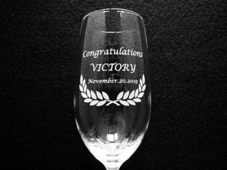 「Congratulations、Victory、日付」を側面に彫刻した、優勝賞品用のピルスナーグラス