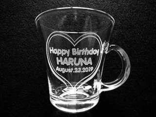 「Happy birthday、名前、日付」を側面に彫刻した、彼女への誕生日プレゼント用のガラス製ティーカップ