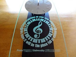 大学の新キャンパス開設祝い用の掛け時計