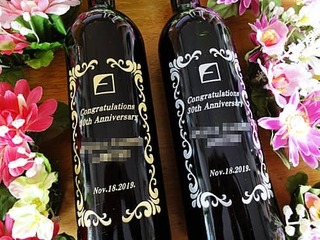 「会社のロゴマーク」と「Congratulations 30th anniversary、会社名」を側面に彫刻した、周年祝い用のワインボトル
