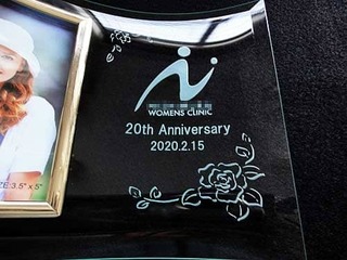 クリニックの周年祝い用ガラス製フォトフレーム