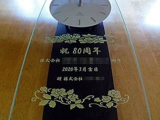 お得意先への周年祝いの贈り物用の掛け時計